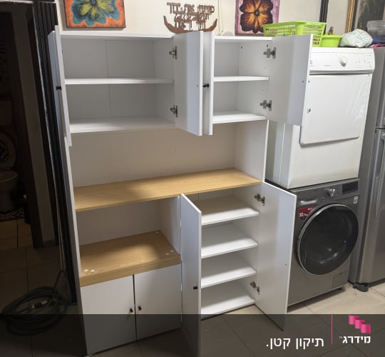 ארון פתוח עם מדפים ודלתות במטבח